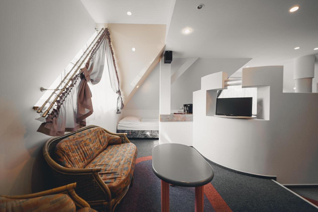 Elita Hotel & Restauracja Ивонич-Здруй Экстерьер фото